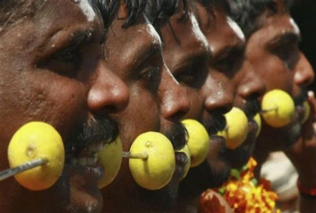 Rợn người trước lễ hội “hành xác” Thaipusam tại Malaysia - 6 Họ xiên những chiếc móc vào bụng