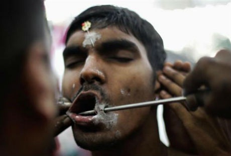 Rợn người trước lễ hội “hành xác” Thaipusam tại Malaysia - 3 Những tín đồ Hindu xuyên thanh sắt nhọn qua miệng trong lễ Thaipusam.