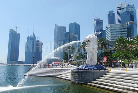 Lưu ý khi đi du lịch một số nước trên thế giới - 2 Merlion, tượng sư tử mình cá – biểu tượng của đất nước Singapore