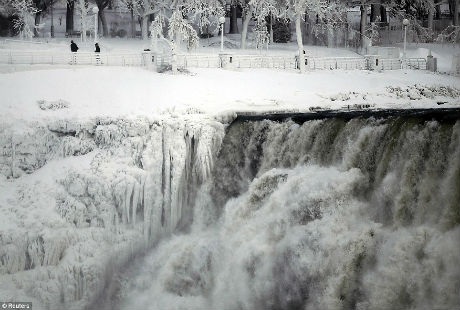 Chiêm ngưỡng thác nước Niagara hùng vĩ bị đóng băng - 1 Thác nước Niagra phía bên giới nước Mỹ ngày 8/01/2014