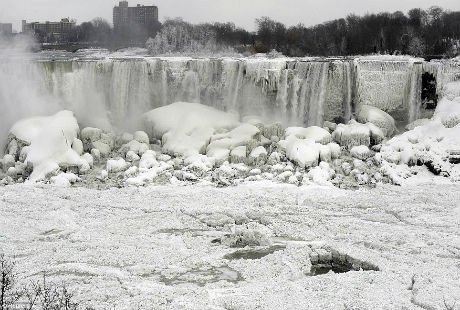 Chiêm ngưỡng thác nước Niagara hùng vĩ bị đóng băng - 5 Băng đông cứng dưới cầu Rainbow