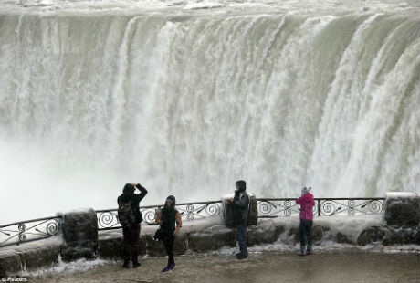 Chiêm ngưỡng thác nước Niagara hùng vĩ bị đóng băng - 8 Du khách tranh thủ ghi lại những hình ảnh hiếm có tại thác nước này
