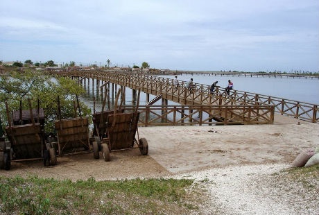 Độc đáo hòn đảo được làm từ vỏ sò - 1 Từ địa phận Jola nằm trên đất liền, đi qua cây cầu gỗ hẹp dài 400m là tới h