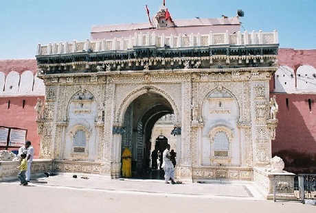 Rùng mình bước chân vào đền thờ chuột tại Ấn Độ - 1 Hình ảnh bên ngoài ngôi đền Karni Mata