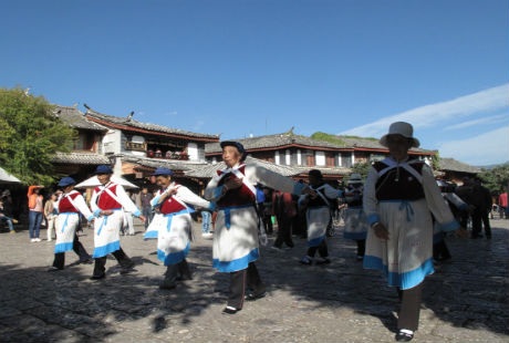 Người
dân luôn tươi vuu hát ca, nhảy múa rộn ràng ở quảng trường