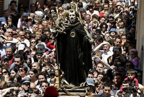 Rùng mình với lễ hội rắn Cocullo ở Ý