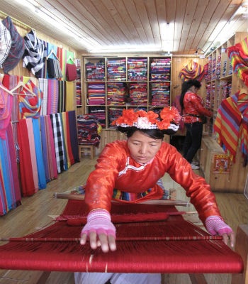 Tìm mua những chiếc khăn thổ cẩm rực rỡ thế này