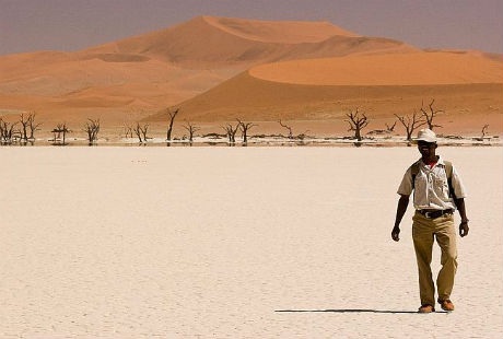 Deadvlei - Nghĩa địa cây khô giữa lòng sa mạc - 6 Một người đàn ông đi qua sa mạc