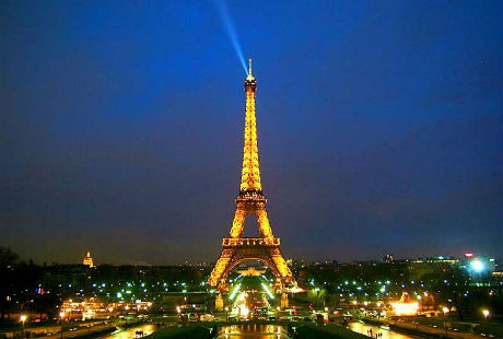 Tháp Eiffel, điểm đến không thể bỏ qua của khách du lịch