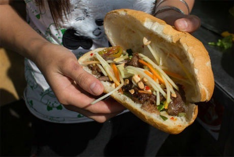 Bánh mì Việt “nhìn là thèm” trên báo Mỹ - 11 Anh Trần Linh Sơn đã mở hiệu bánh mì Số 1 năm 2008 sau khi