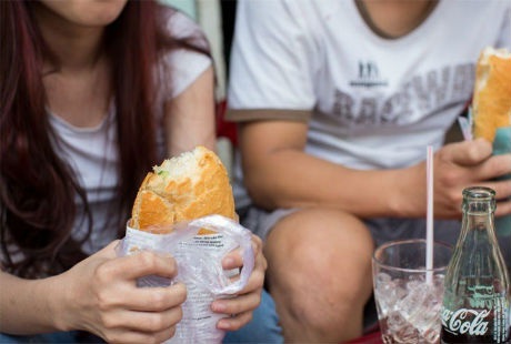 Bánh mì Việt “nhìn là thèm” trên báo Mỹ - 5 Trứng rán cũng là một hình thức lựa chọn khác để kẹp với bánh mì.