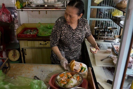 Bánh mì Việt “nhìn là thèm” trên báo Mỹ - 6 Tiếp đến là hiệu bánh mì Hòa Mã của bà Lê Thị Hạnh, được mở từ năm 1960.