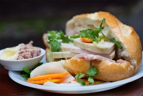 Bánh mì Việt “nhìn là thèm” trên báo Mỹ - 8 Khách hàng đang thưởng thức những đĩa trứng ốp la ăn kèm với bánh mì trong quán Hòa Mã.
