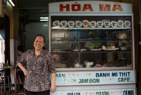 Bánh mì Việt “nhìn là thèm” trên báo Mỹ - 9 Bà Hạnh tười cười trước quán bánh mì của gia đình mình.