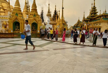 Thăm ngôi chùa dát vàng linh thiêng nhất Myanmar - 6 Hàng năm, chùa Shwedagon thu hút rất nhiều khách du lịch tới tham quan.
