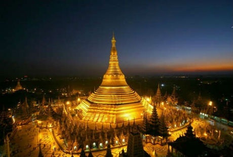 Thăm ngôi chùa dát vàng linh thiêng nhất Myanmar - 1 Khung cảnh về đêm tuyệt đẹp của ngôi chùa Shwedagon
