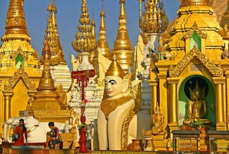 Thăm ngôi chùa dát vàng linh thiêng nhất Myanmar - 2 Khung cảnh về đêm tuyệt đẹp của ngôi chùa Shwedagon