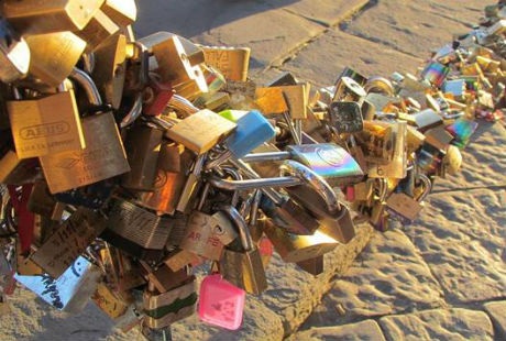 7 cây cầu “nặng trĩu” ổ khóa tình yêu