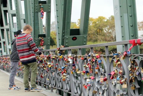 7 cây cầu “nặng trĩu” ổ khóa tình yêu