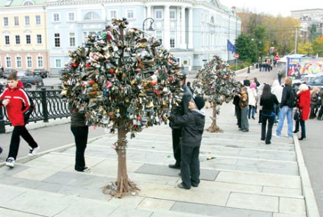 7 cây cầu “nặng trĩu” ổ khóa tình yêu