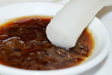 Độc đáo món bánh “Gật gù” của vùng đất mỏ - 3 Nước chấm góp phần rất lớn tạo nên sự hấp dẫn của món bánh gật gù.