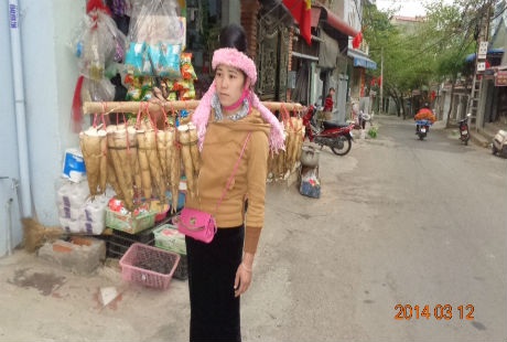 Ngon ngọt, món măng rừng đầu mùa ở Tây Bắc - 1 Những cô gái Thái thường xuyên mang mắng xuống chợ để bán.