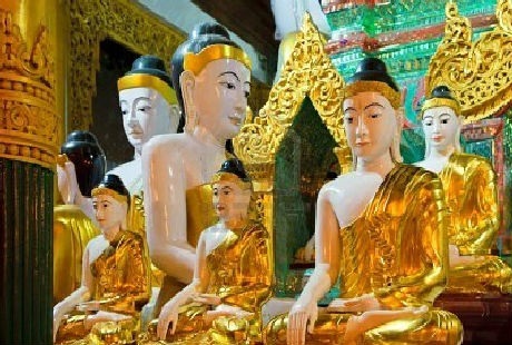 Thăm ngôi chùa dát vàng linh thiêng nhất Myanmar - 5 Trong chùa có rất nhiều pho tượng được dát vàng.