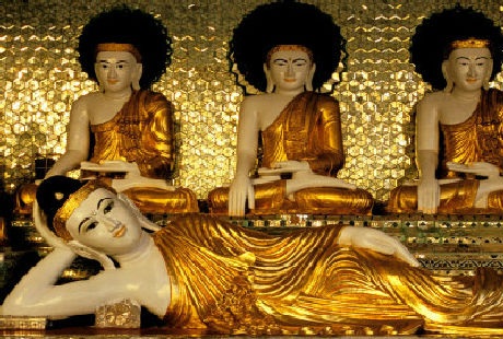 Thăm ngôi chùa dát vàng linh thiêng nhất Myanmar - 4 Trong chùa có rất nhiều pho tượng được dát vàng.