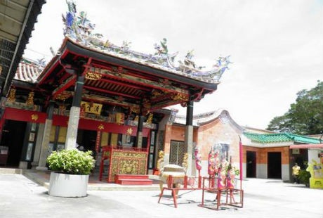 Quang cảnh bên ngoài ngôi đền Penang