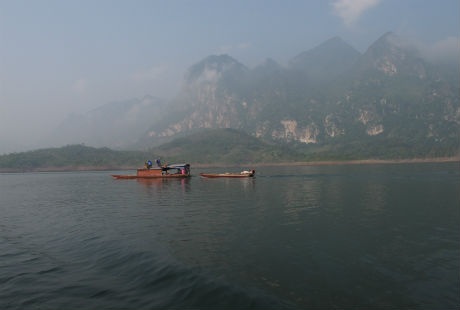 Nước vùng hồ Quỳnh Nhai luôn giữ một màu trong xanh như ngọc.