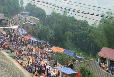 Đông đảo người dân các đồng bào dân tộc đã có mặt tại phiên chợ tình Khâu Vai