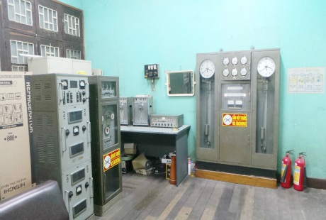 Bên trong căn phòng điều khiển chứa “đồng hồ mẹ” rộng khoảng 30m2.