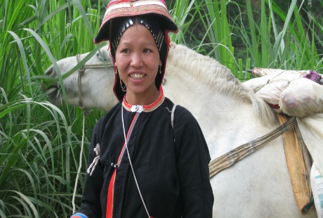 Nhiều người dân các đồng bào dân tộc cưỡi ngựa tới chợ tình.