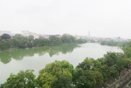 Từ trên chiếc đồng hồ có thể quan sát toàn cảnh Hồ Gươm