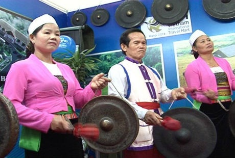 Nghệ nhân Nguyễn Văn Thực (ở giữa) biểu diễn cồng chiêng tại Hà Nội.