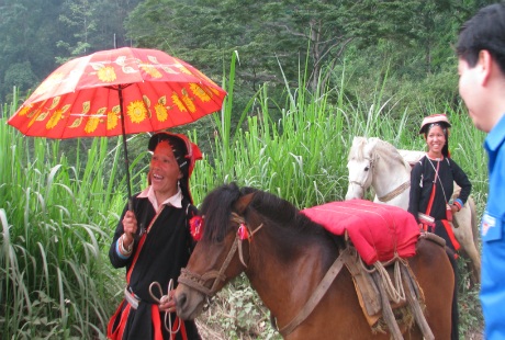 Nhiều người dân các đồng bào dân tộc cưỡi ngựa tới chợ tình.