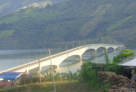  Cầu Pá Uôn bắc qua một đoạn của vùng hồ là cây cầu cao nhất Việt Nam ở thời điểm hiện tại.