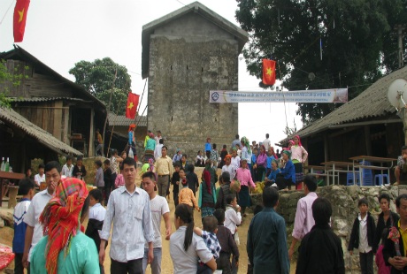 Không gian tấp nập, đông vui trước đêm chợ tình.