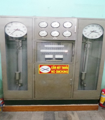 Bên cạnh chiếc đồng hồ mẹ còn có 6 chiếc đồng hồ con gồm 6 đường đi cấp tín hiệu ra bên ngoài.