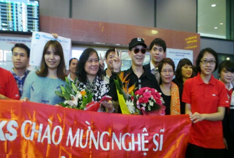 Lục Tiểu Linh Đồng chụp ảnh lưu niệm với những khán giả Việt hâm mộ ông.