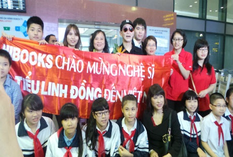 Lục Tiểu Linh Đồng chụp ảnh lưu niệm với những khán giả Việt hâm mộ ông.