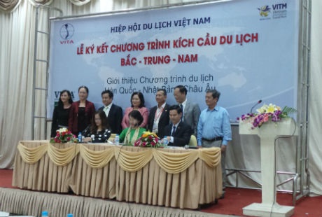 Đại diện Hiệp hội Du lịch ba miền Bắc- Trung - Nam ký kết hợp tác kích cầu du lịch.