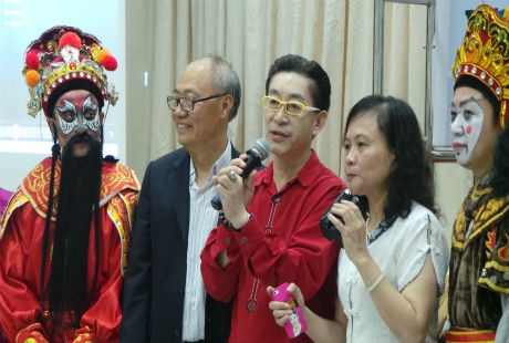 Lục Tiểu Linh Đồng cùng BTC đi thăm các gian hàng.