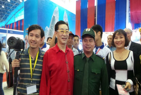 Sự xuất hiện của ông đã thu hút sự chú ý của hàng nghìn người.