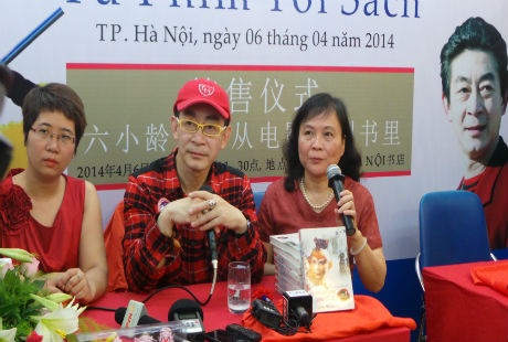 Lục Tiểu Linh Đồng trả lời câu hỏi của giới truyền thông và giao lưu với người hâm mộ.