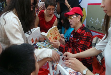 Lục Tiểu Linh Đồng ký tặng sách cho người hâm mộ.