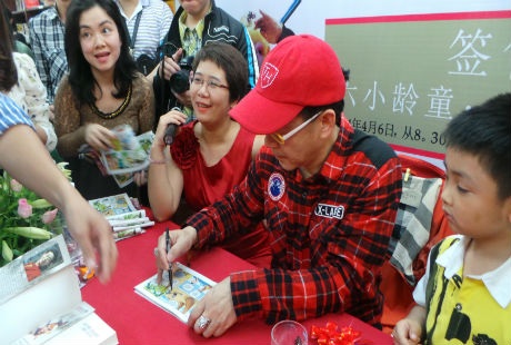 Lục Tiểu Linh Đồng ký tặng sách cho người hâm mộ.