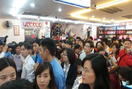 Hàng trăm người hâm mộ đã có mặt từ rất sớm để được tận mắt nhìn thấy Tôn Ngộ Không