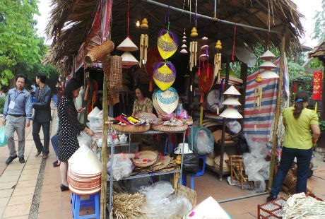 Các khu triển lãm làng nghề, phố nghề bày bày các sản phẩm tinh hoa truyền thống.