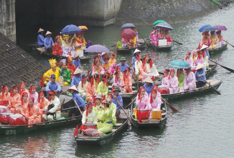 Đoàn thuyền chuẩn bị cho lễ rước nước kiệu.